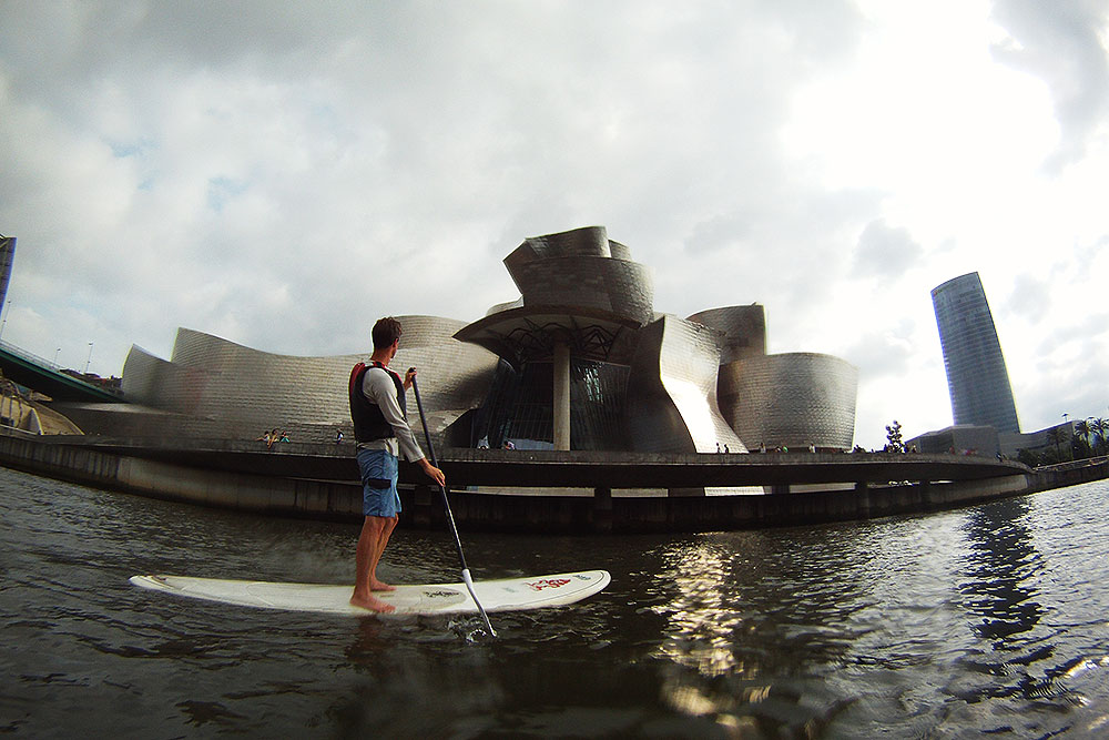 Att glida fram på vattnet av egen kraft är ett unikt sätt att upptäcka Bilbao.